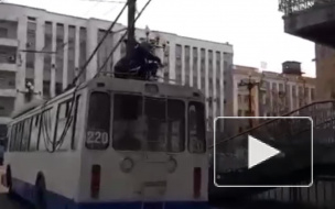 В Хабаровске ищут подростков прокатившихся на крыше троллейбуса