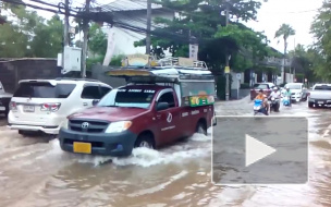 Появилось видео: в Таиланде наводнение унесло десятки жизней 