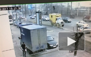 У Кировского хлебного завода снесло крышу ветром