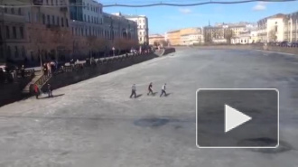 Петербуржцы спасли из Невы тонущего мужчину