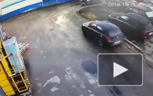 Директор автоцентра сбил 24-летнюю девушку на Чугунной улице
