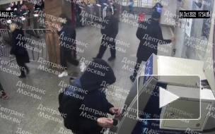 На станции метро "Нагатинская" в Москве неизвестный бросил петарду в банкомат