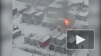 Видео свидетеля: Пожар на проспекте Героев лишил рабочих бытовок 