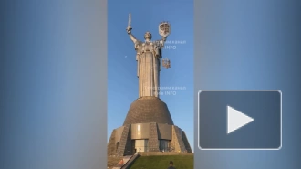 В Киеве установили трезубец вместо герба СССР на монумент "Родина-мать"