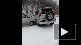 Видео: во Владивостоке из-за снегопада столкнулись семь автомобилей