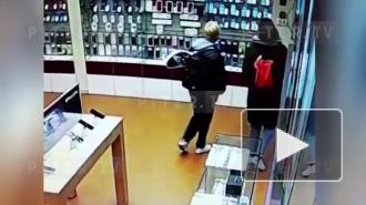 В Рыбацком неизвестный ограбил салон сотовой связи