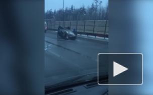 Иномарка перевернулась после столкновения с грузовиками на КАД