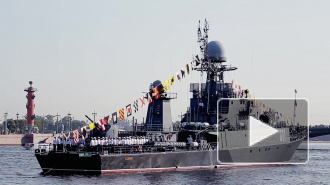 День ВМФ отмечают парадом кораблей и салютом
