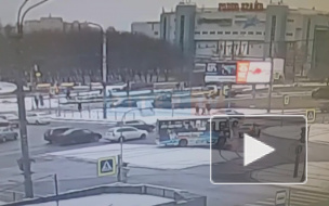 На Луначарского маршрутка подбила и прокатила легковушку по рельсам