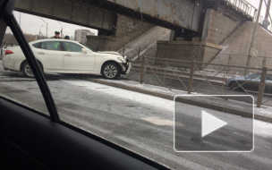 В Петербурге роскошная белая иномарка врезалась в ограждение под мостом