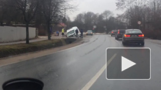 Видео: под Петербургом машина скорой помощи съехала в кювет