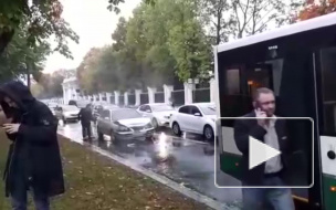 В Новом Петергофе иномарка врезалась в пассажирский автобус