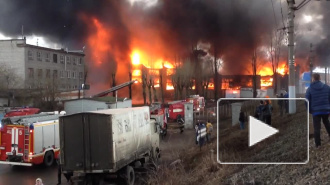 Появилось видео пожара на складах у станции метро "Волковская"