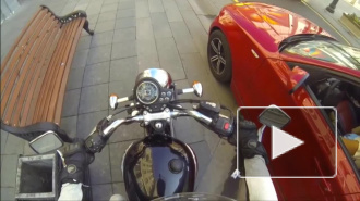 Видео, где мотоциклистка-мстительница наказывает водителей за мусор, за три дня набрало 5 млн просмотров