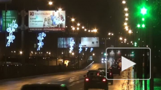 Новогодние гирлянды в Петербурге сбивают водителей с толку
