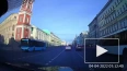 Видео: человек стоял на коленях посреди проезжей части н...