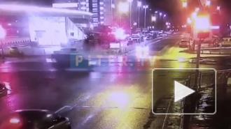 Видео: на перекрестке Туристской и Савушкина столкнулись две иномарки