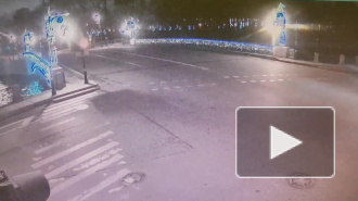 Видео: В центре Петербурга грузовик снес ограждение и чуть не упал в реку