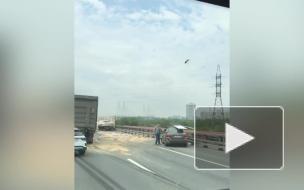 После "тройного" ДТП на КАД по дороге рассыпали зерно