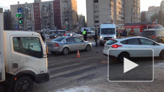 В Петербурге на перекрестке сбили двоих пешеходов 