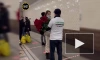 Дагестанец в футболке с надписью "Нет плохой нации" раздавал розы в московском метро 
