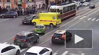 Момент ДТП со "скорой" на Васильевском острове попал на видео