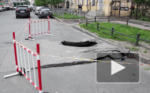 На Васильевском острове прорвало теплотрассу. Местные жители остались без горячей воды