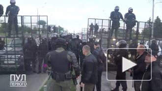 Лукашенко с автоматом вышел за оцепление и обратился к силовикам 