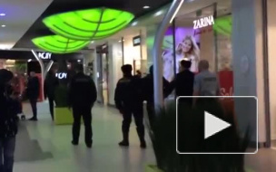 В "Академ-парке" полицейские с автоматами пытались выгнать пьяного посетителя