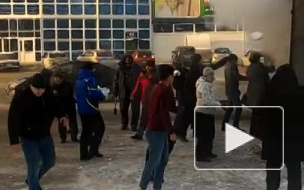 В сети опубликовали видео,как неравнодушные тюменцы тушат пожар снежками
