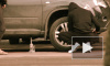 Социальный эксперимент: петербуржцы не обращают внимания на кражу колеса с машины