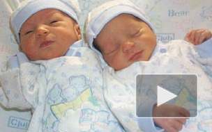 Женщина родила близнецов и подарила одного из них подруге