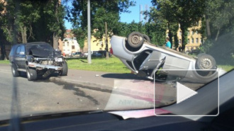 Внедорожник перевернул на крышу седан на Обводном