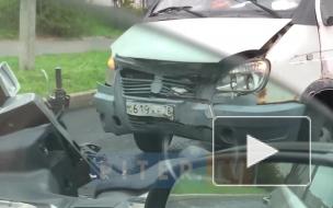 Видео: мотоциклист попал под грузовик на проспекте Стачек