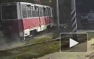 Шокирующее видео: в Саратове трамвай несколько минут тащил за собой по рельсам окровавленного пассажира