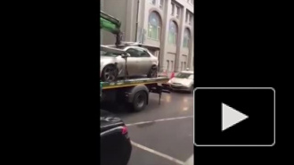 В Москве эвакуатор повредил автомобиль на платформе (видео)