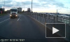 Видео: водитель чудом избежал столкновения с мусоровозом на Октябрьской набережной