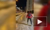 Петербуржцы справляются с наледью с помощью коньков на Парфеновской улице