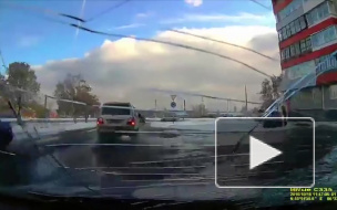 Шокирующее видео: в Кемерово Opel наехал на женщину и скрылся