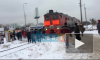 Видео: на Дыбенко поезд столкнулся с пассажирской маршруткой