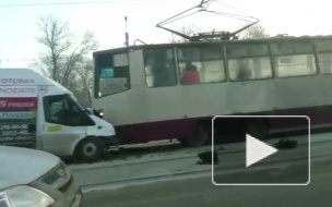 Видео из Челябинска: Маршрутка протаранила в лоб трамвай, 8 человек в больнице