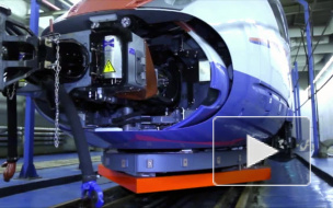 В Москве фура столкнулась с электричкой, пострадал помощник машиниста, задерживались поезда, все снимали на фото и видео