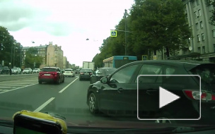 Петербуржец на маминой "Мазде" бросил бутылку в машину с женщиной и ребенком