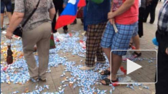 В Донецке в День защиты детей топтали конфеты с криками «Порошенко — фашист!»