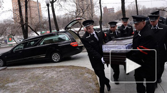 Похороны Немцова: проститься с убитым политиком пришли тысячи людей