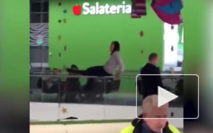 В Москве девушка упала с 3 этажа ТЦ на другую девушку внизу