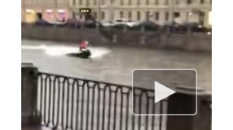 Деды Морозы прокатились на гидроциклах по каналам Петербурга