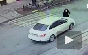 Видео: в центре Петербурга на "зебре" сбили пожилую женщину