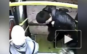 Кондуктор избил россиянина за оплату проезда крупной купюрой и попал на видео