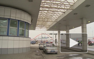  На внутренней стороне КАД в Петербурге автомобиль наехал на препятствие